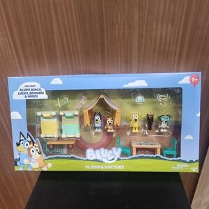 Bluey, playing doctors value box, 5 figures, 11 accessories and more